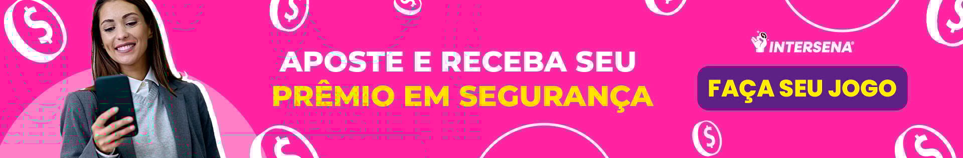 mulher sorrindo olhando para o celular