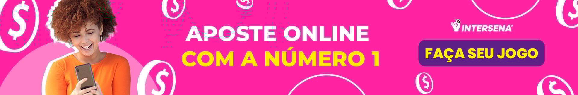 mulher sorrindo olhando para o celular