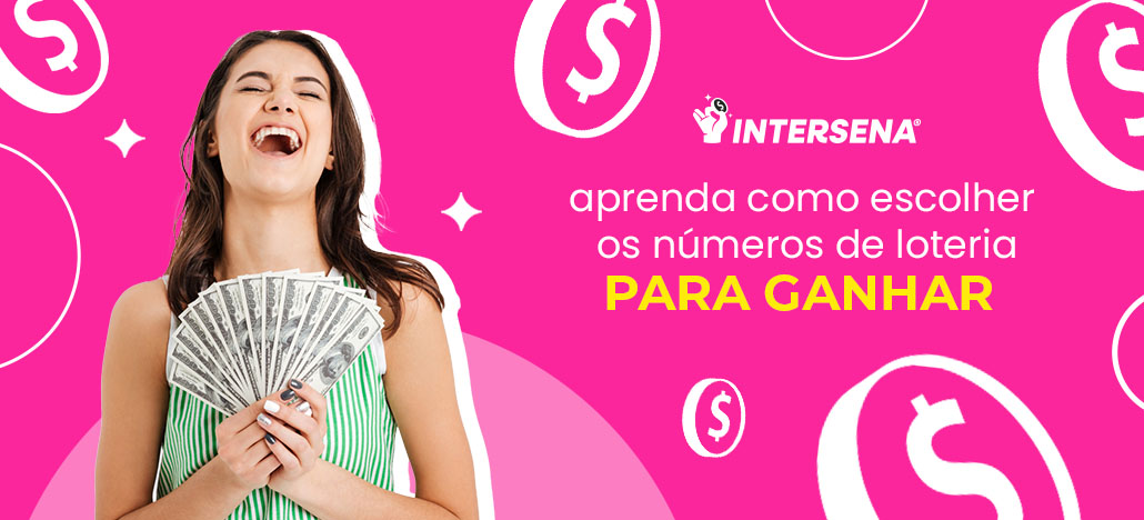 mulher segurando dinheiro e feliz