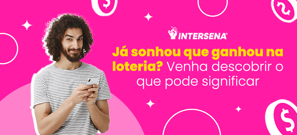 homem segurando o celular