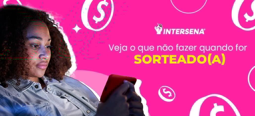 mulher de cabelo cacheado mexendo no celular