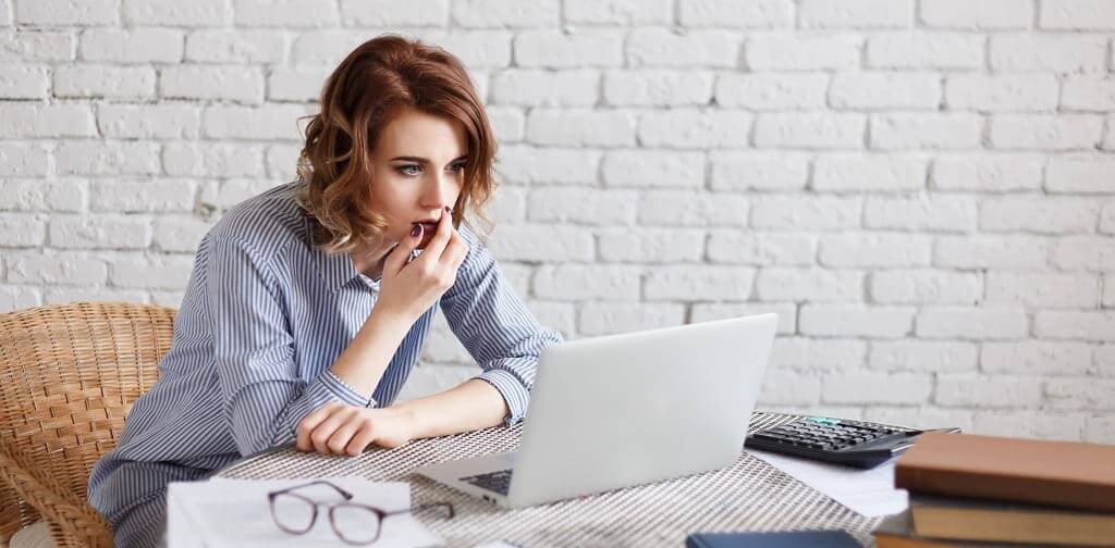 Mulher lendo dicas de como ganhar na lotofácil